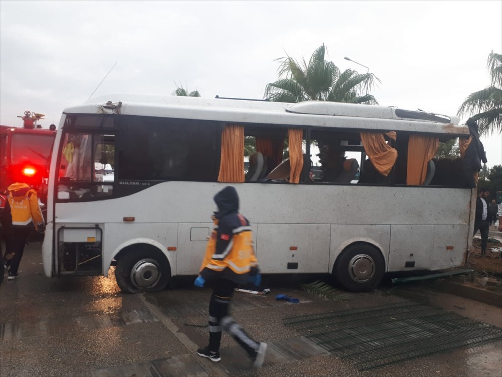 Antalya'da Devrilen Tur Midibüsündeki 8 Turist Yaralandı