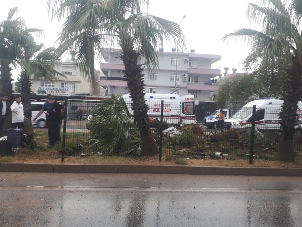 Antalya'da Devrilen Tur Midibüsündeki 8 Turist Yaralandı