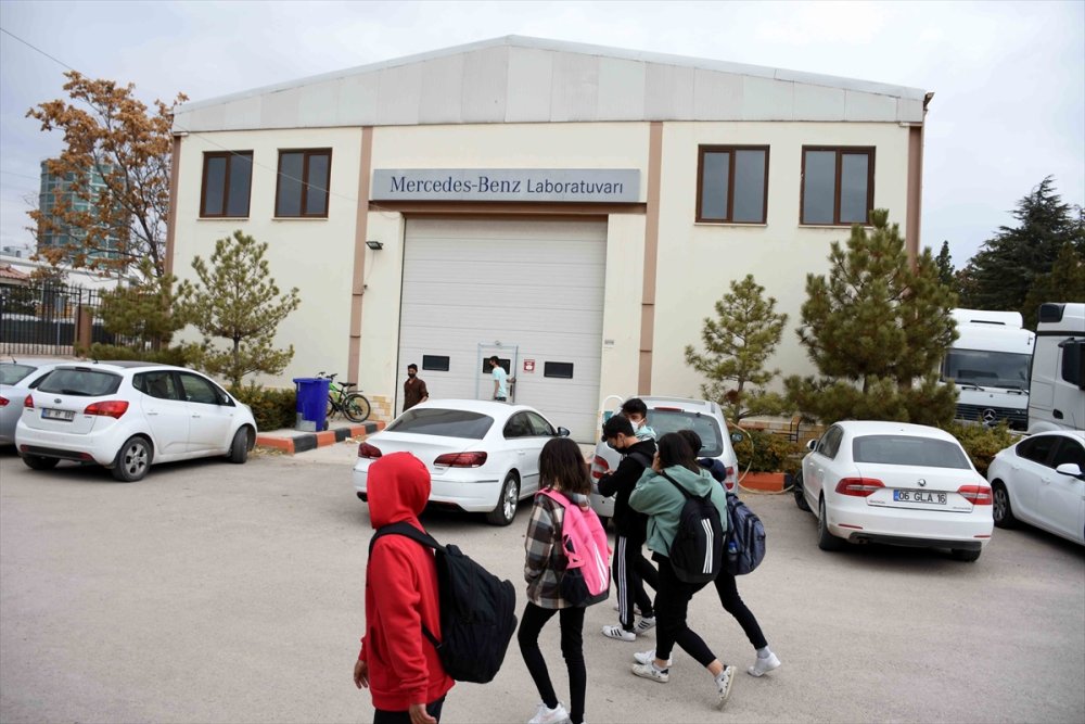 Mercedes Kamyon Fabrikasında Staj Yapıp Parça Üretiyorlar