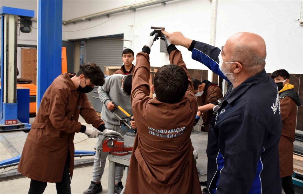 Mercedes Kamyon Fabrikasında Staj Yapıp Parça Üretiyorlar