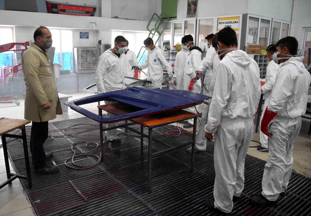 Mercedes Kamyon Fabrikasında Staj Yapıp Parça Üretiyorlar