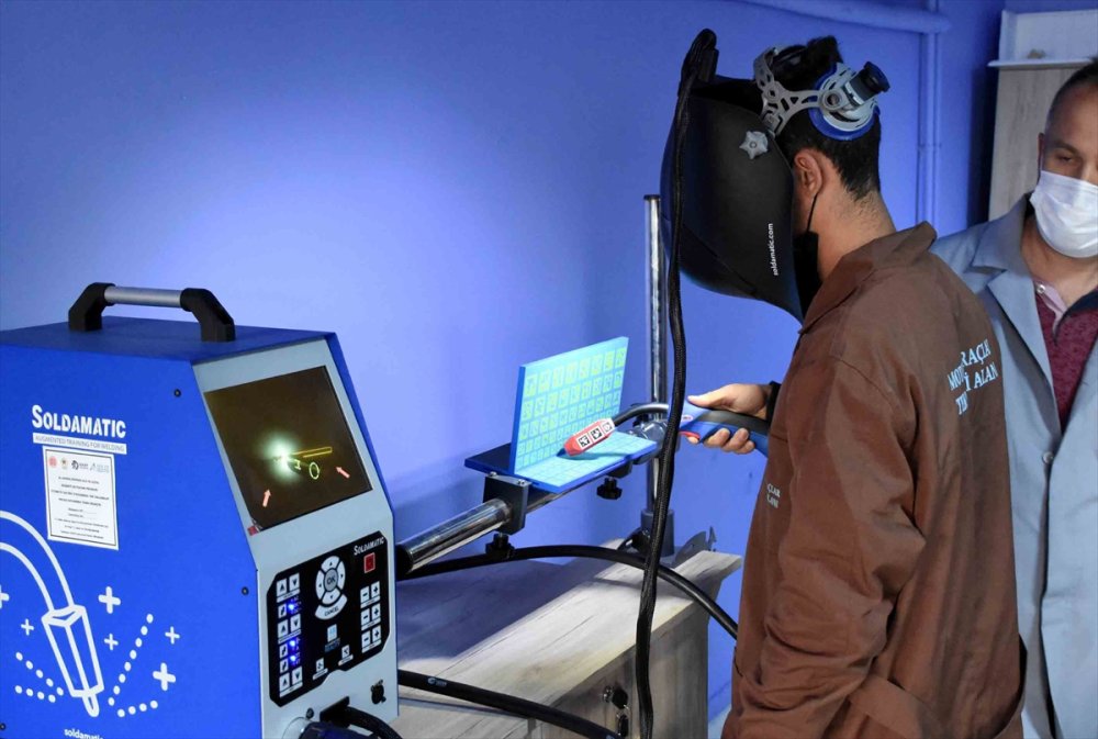 Mercedes Kamyon Fabrikasında Staj Yapıp Parça Üretiyorlar