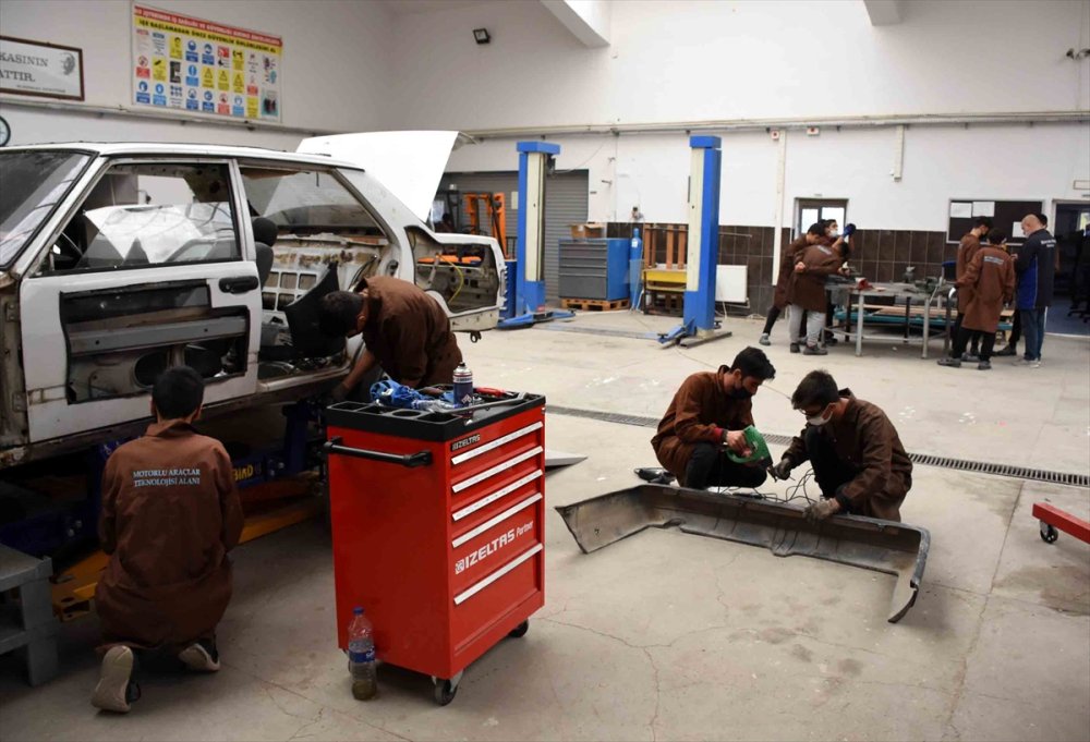 Mercedes Kamyon Fabrikasında Staj Yapıp Parça Üretiyorlar