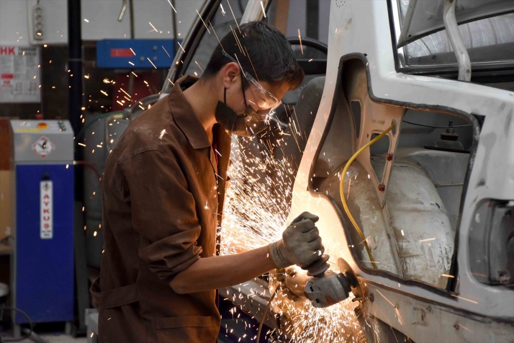 Mercedes Kamyon Fabrikasında Staj Yapıp Parça Üretiyorlar