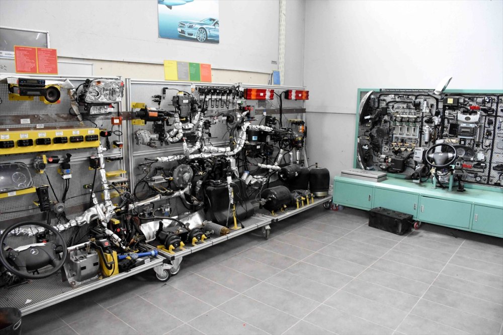 Mercedes Kamyon Fabrikasında Staj Yapıp Parça Üretiyorlar