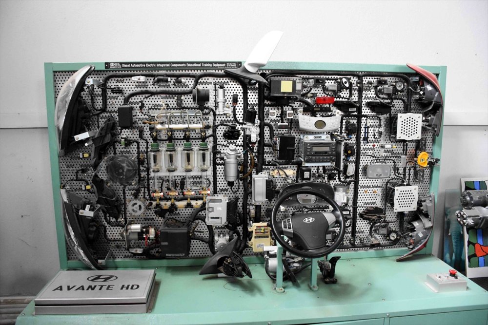 Mercedes Kamyon Fabrikasında Staj Yapıp Parça Üretiyorlar