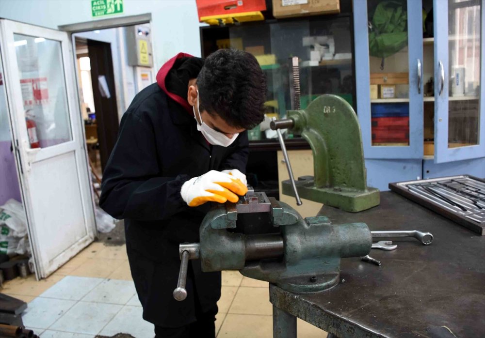 Mercedes Kamyon Fabrikasında Staj Yapıp Parça Üretiyorlar