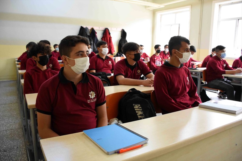 Mercedes Kamyon Fabrikasında Staj Yapıp Parça Üretiyorlar