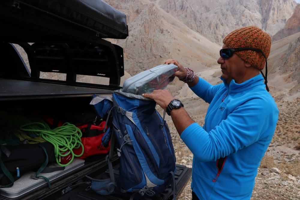 Demirkazık Dağı'na Sırtında 3 Metrelik Direkle Çıktı