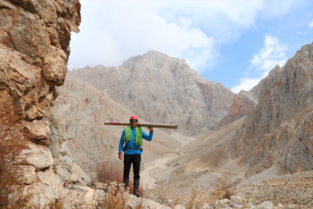 Demirkazık Dağı'na Sırtında 3 Metrelik Direkle Çıktı