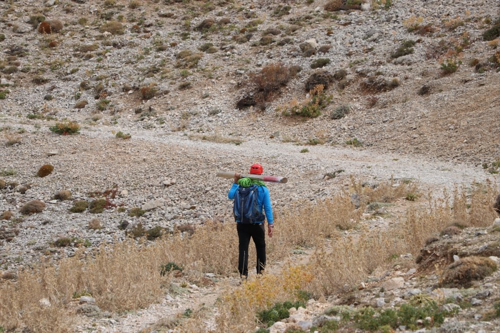 Demirkazık Dağı'na Sırtında 3 Metrelik Direkle Çıktı