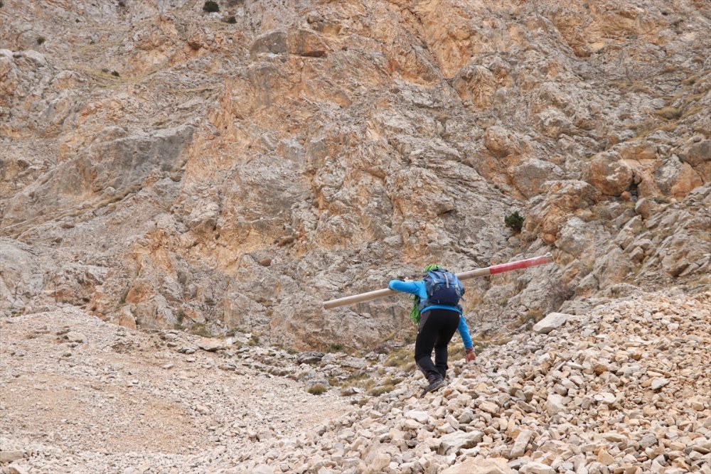 Demirkazık Dağı'na Sırtında 3 Metrelik Direkle Çıktı