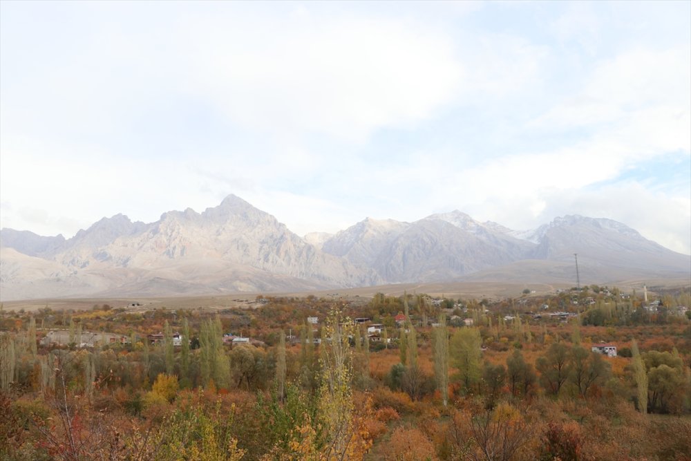 Demirkazık Dağı'na Sırtında 3 Metrelik Direkle Çıktı