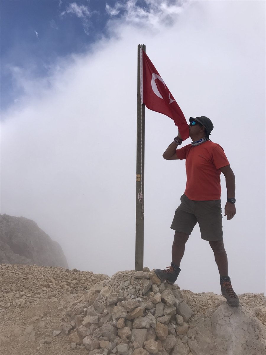 Demirkazık Dağı'na Sırtında 3 Metrelik Direkle Çıktı