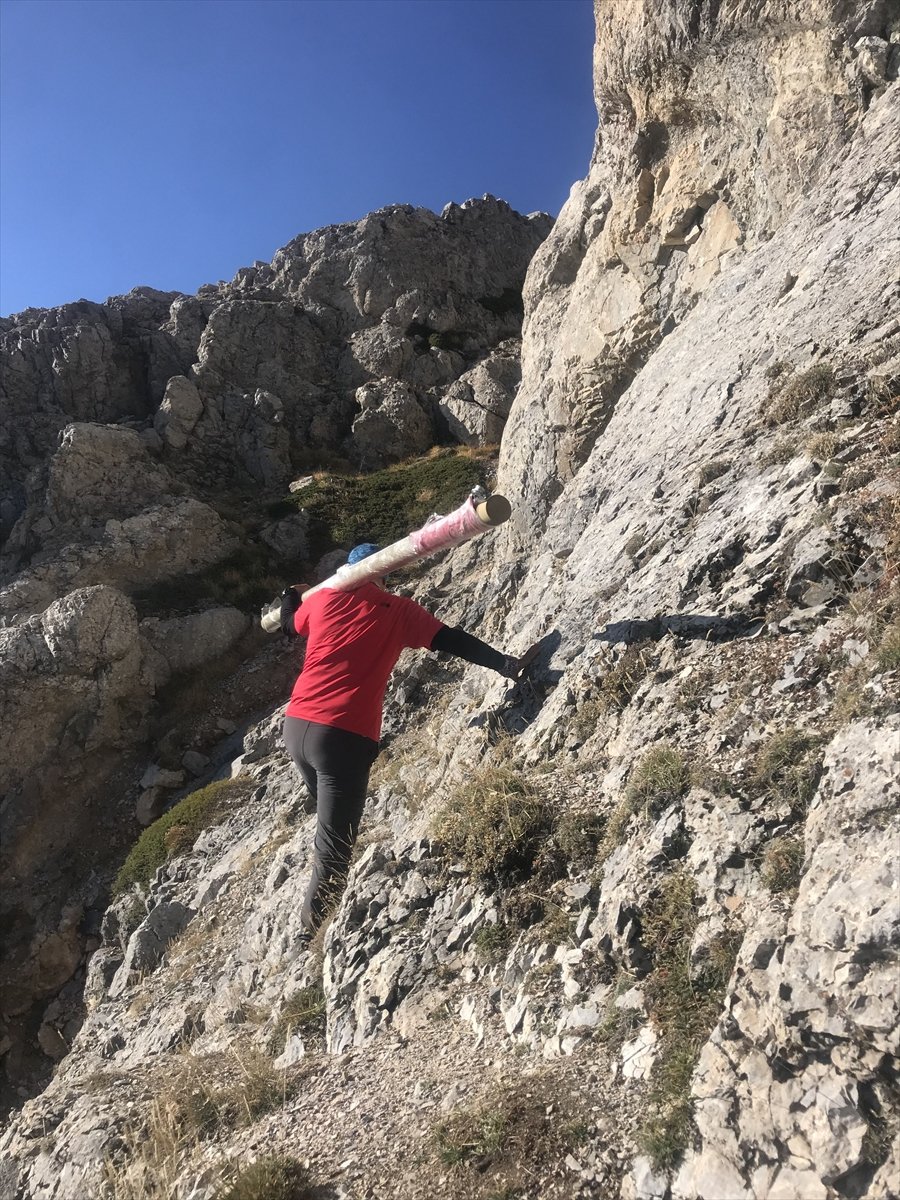 Demirkazık Dağı'na Sırtında 3 Metrelik Direkle Çıktı