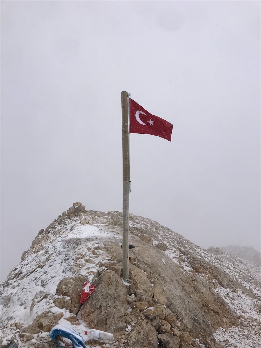 Demirkazık Dağı'na Sırtında 3 Metrelik Direkle Çıktı