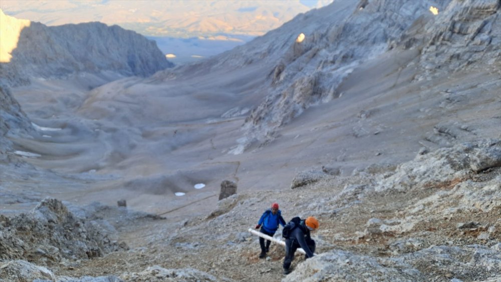 Demirkazık Dağı'na Sırtında 3 Metrelik Direkle Çıktı