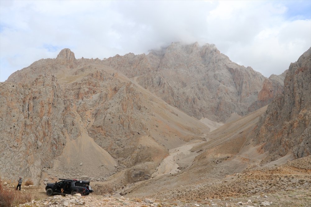 Demirkazık Dağı'na Sırtında 3 Metrelik Direkle Çıktı