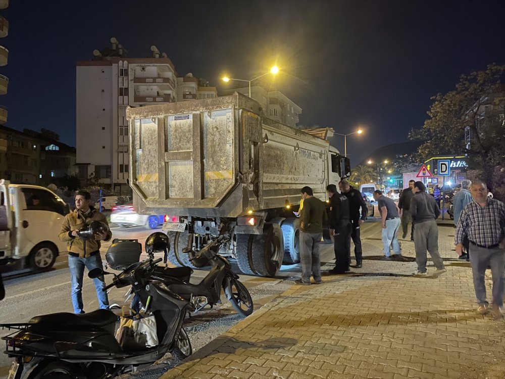 Antalya'da Kamyonla Çarpışan Motosikletin Sürücüsü Öldü