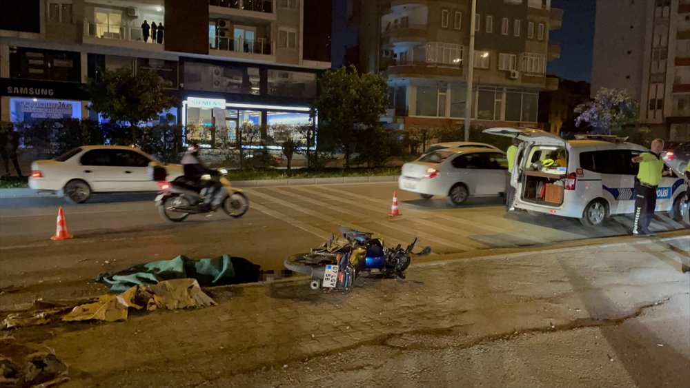 Antalya'da Kamyonla Çarpışan Motosikletin Sürücüsü Öldü