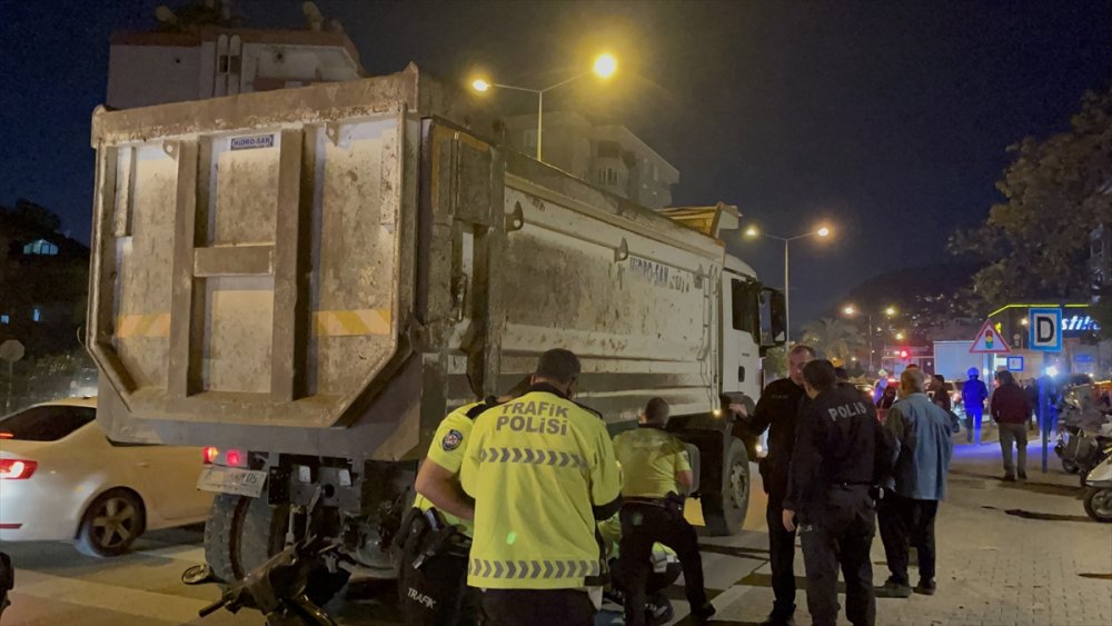 Antalya'da Kamyonla Çarpışan Motosikletin Sürücüsü Öldü