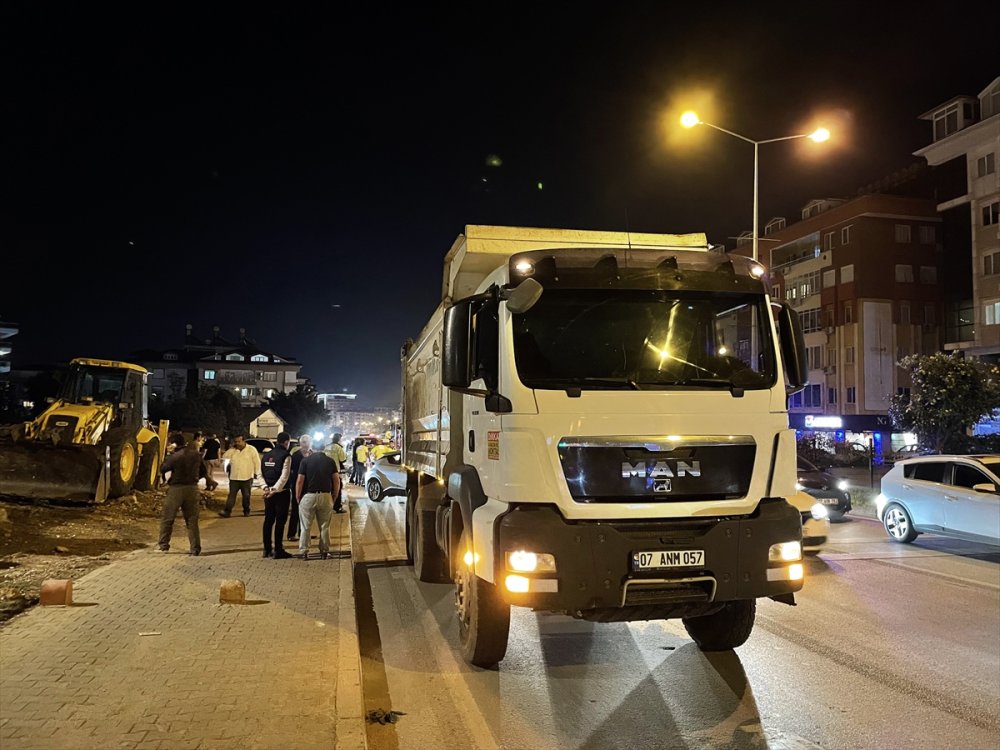 Antalya'da Kamyonla Çarpışan Motosikletin Sürücüsü Öldü