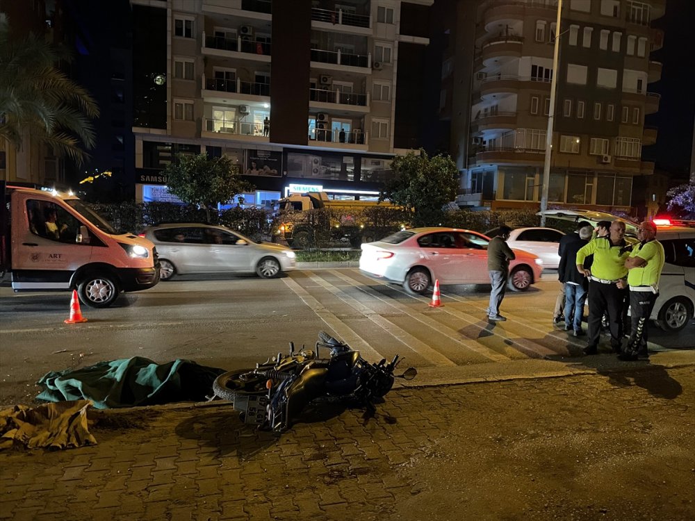 Antalya'da Kamyonla Çarpışan Motosikletin Sürücüsü Öldü
