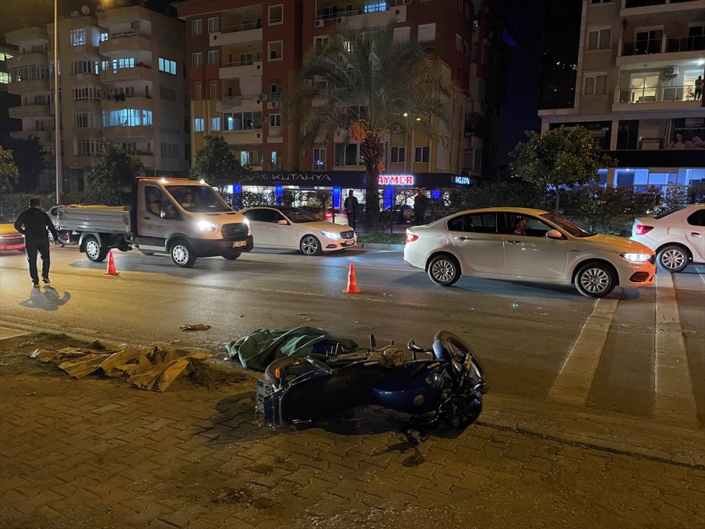 Antalya'da Kamyonla Çarpışan Motosikletin Sürücüsü Öldü