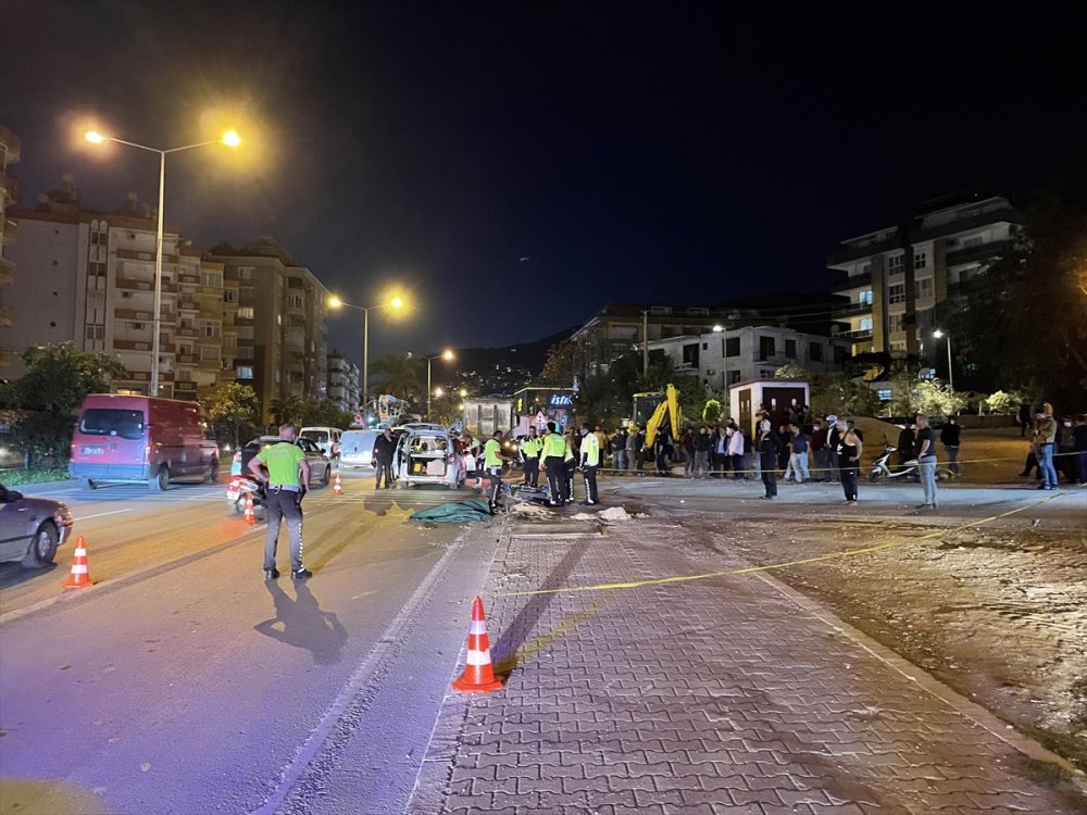 Antalya'da Kamyonla Çarpışan Motosikletin Sürücüsü Öldü