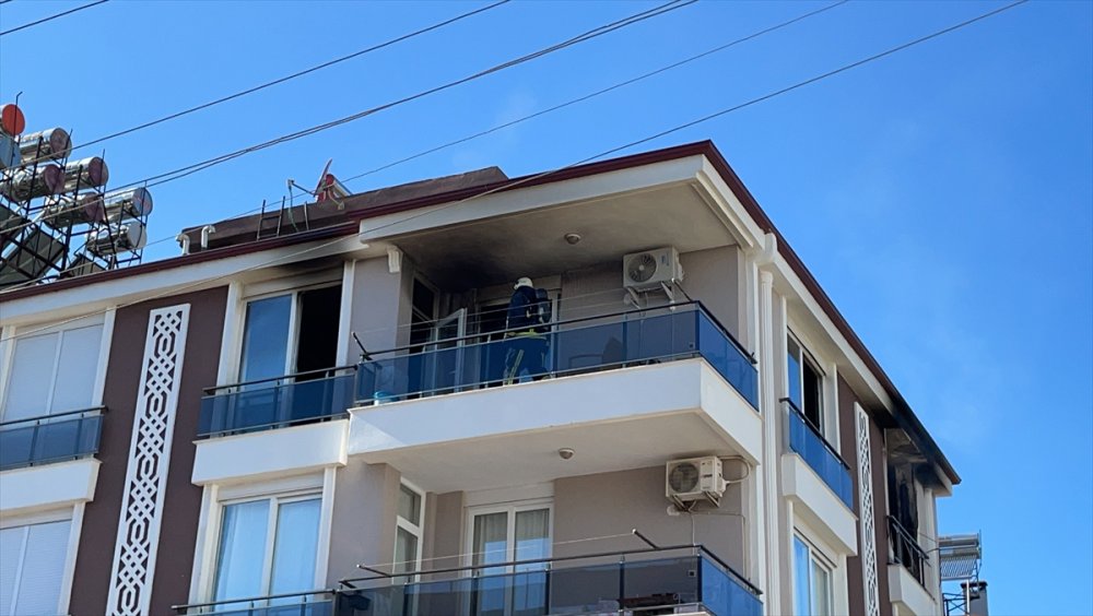 Torunları İçin Alevlerin Arasına Daldı