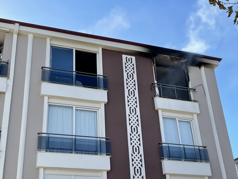 Torunları İçin Alevlerin Arasına Daldı