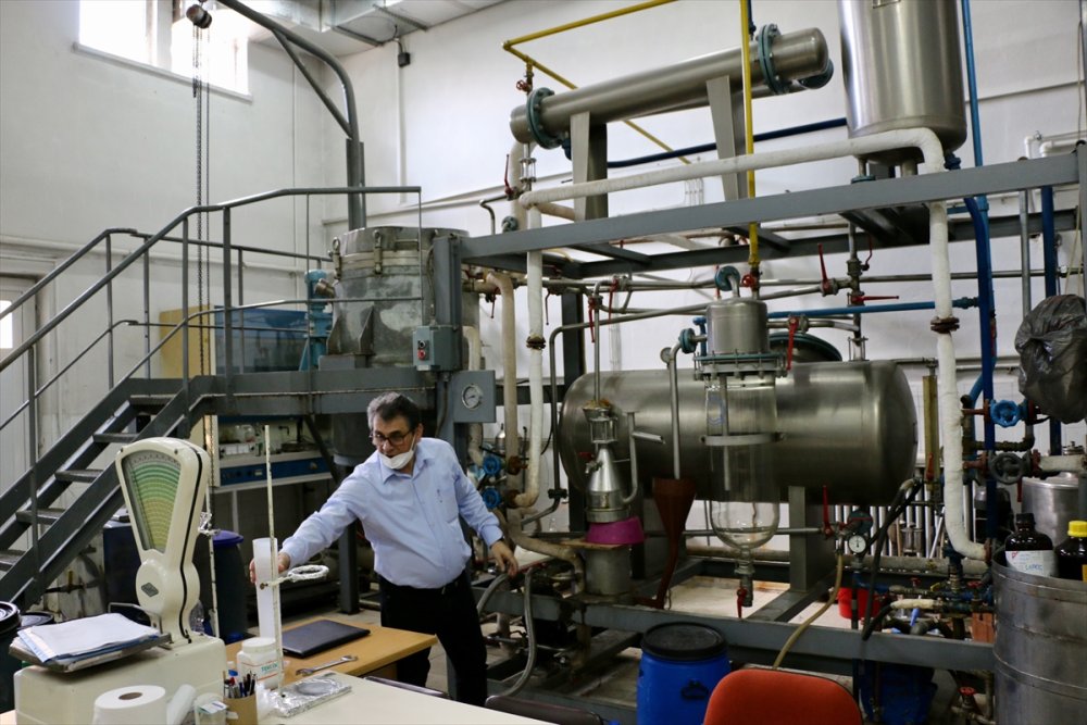 Üniversitede Tıbbi Ve Aromatik Bitkilerin Yağı Ve Esansını Çıkarıyorlar