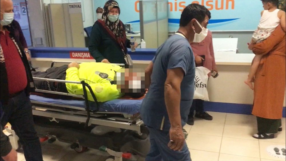 Erdemli'de Kaçan Araç Trafik Polisine Çarptı