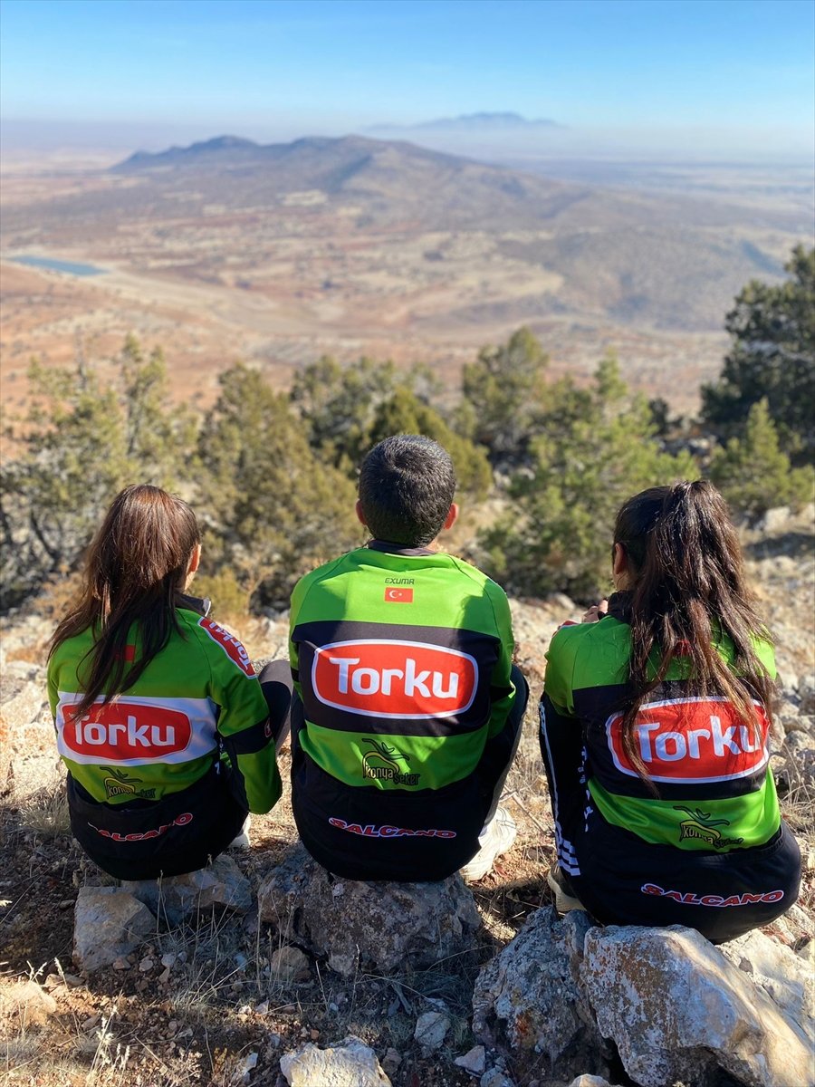 Toroslar'ın Zirvesindeki Türk Bayrağı Değişimi