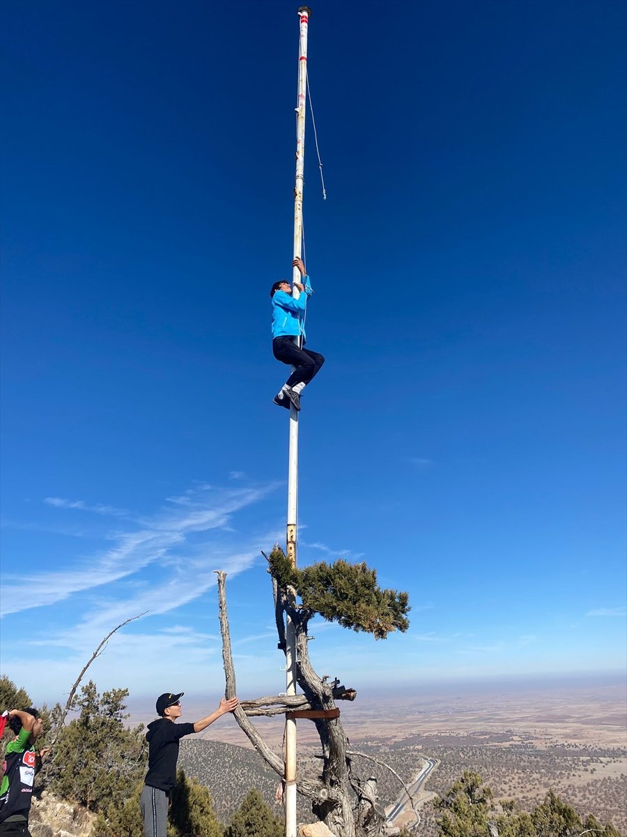Toroslar'ın Zirvesindeki Türk Bayrağı Değişimi