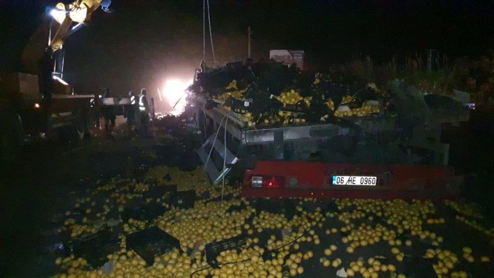 Silifke'de Tır, Park Halindeki Kamyona Çarptı