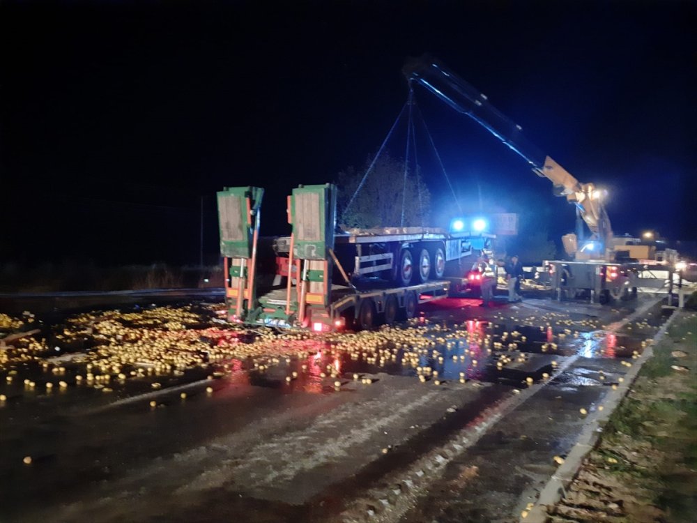 Silifke'de Tır, Park Halindeki Kamyona Çarptı