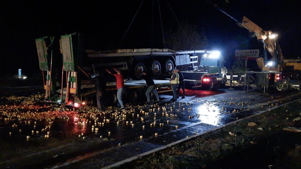 Silifke'de Tır, Park Halindeki Kamyona Çarptı