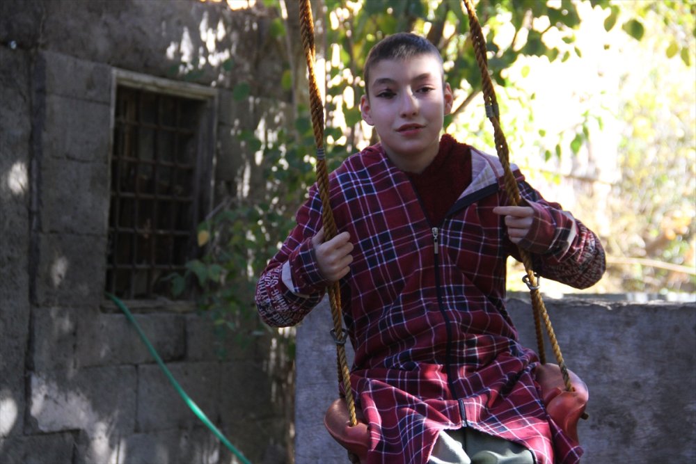 13 Yaşındaki Azra, Babasının Desteğiyle Kanseri Yendi