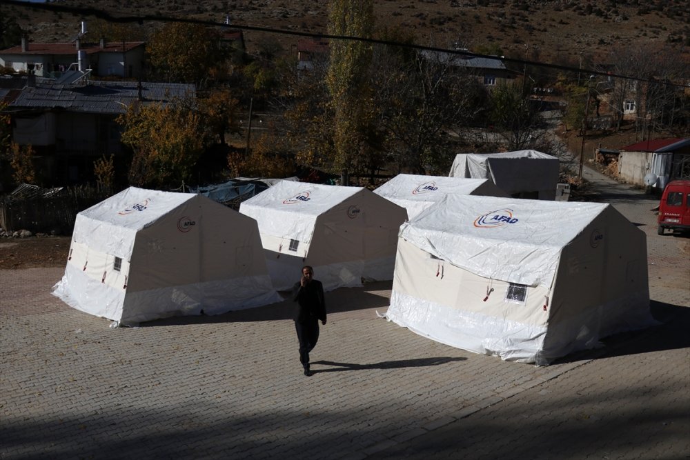 Afad, Konya'daki Depremden Etkilenen Mahalleye Çadır Kurdu