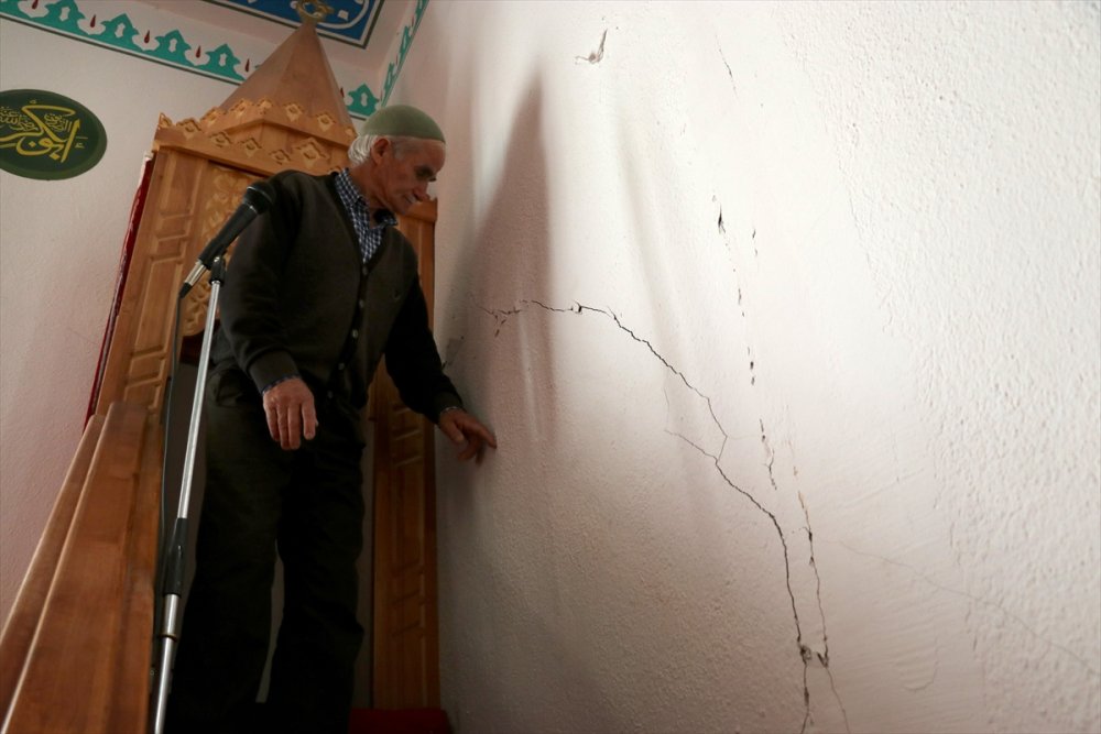 Afad, Konya'daki Depremden Etkilenen Mahalleye Çadır Kurdu