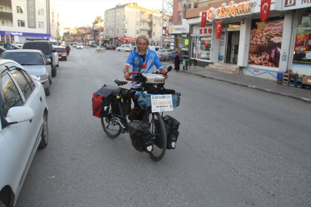 Afrikalı Çocuklar İçin Pedal Çeviren İspanyol Turist Konya'da Mola Verdi