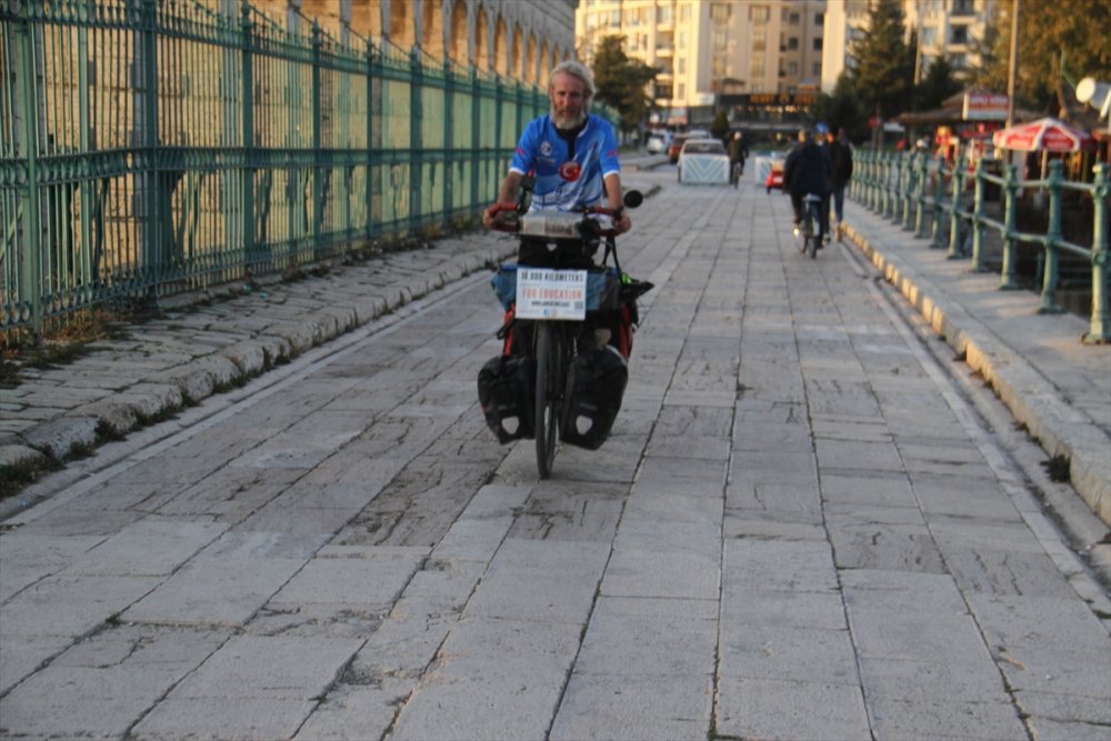Afrikalı Çocuklar İçin Pedal Çeviren İspanyol Turist Konya'da Mola Verdi