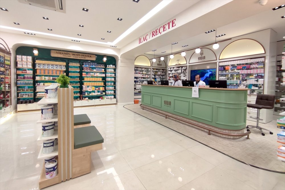 Konya'daki 3 Katlı Eczanede 6 Dilde Hizmet Veriliyor