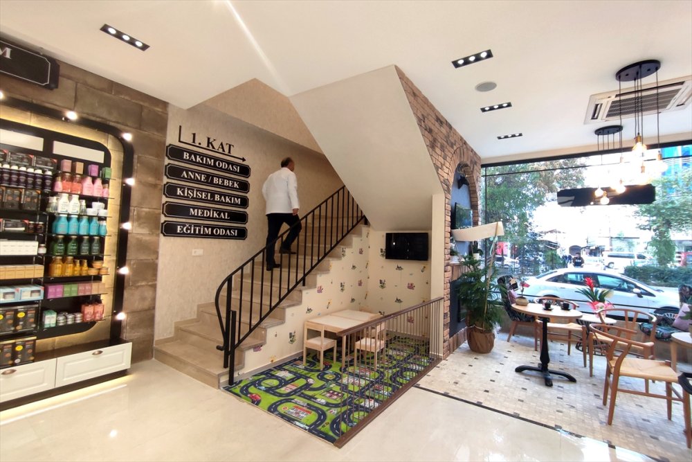 Konya'daki 3 Katlı Eczanede 6 Dilde Hizmet Veriliyor