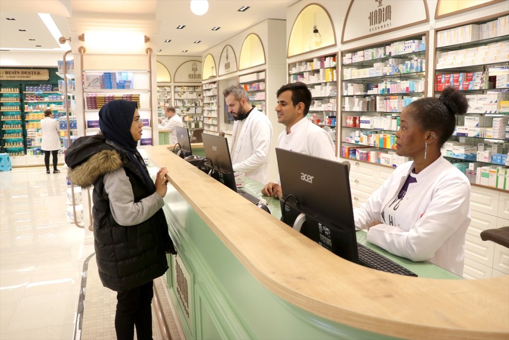 Konya'daki 3 Katlı Eczanede 6 Dilde Hizmet Veriliyor