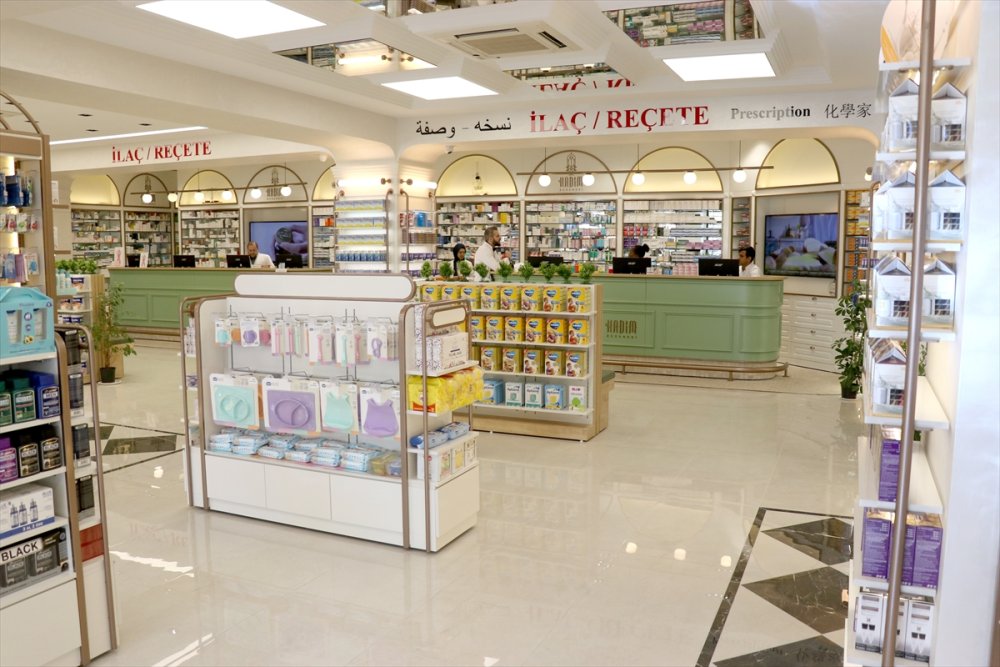 Konya'daki 3 Katlı Eczanede 6 Dilde Hizmet Veriliyor