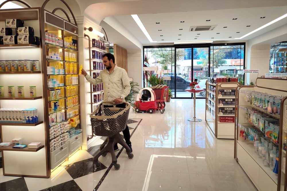 Konya'daki 3 Katlı Eczanede 6 Dilde Hizmet Veriliyor
