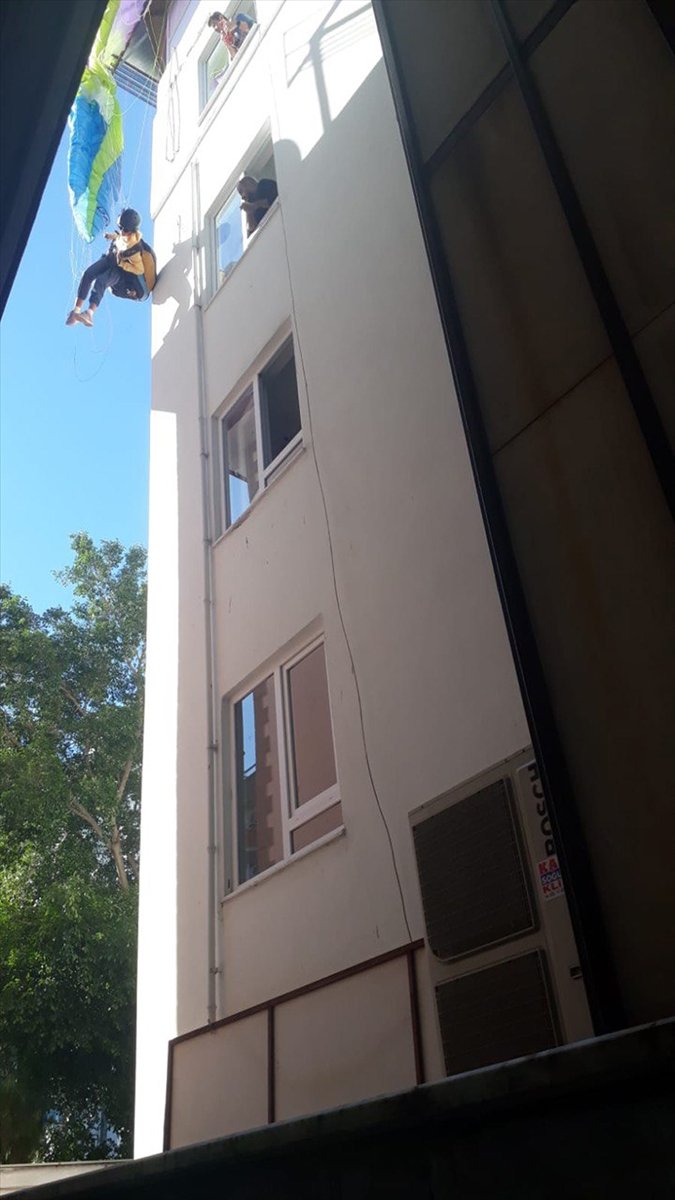 Alanya'da Rus Kadın Bina Çatısında Asılı Kaldı