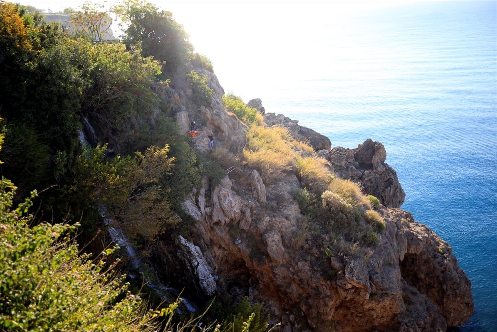 Çaresiz Kadına Montu İle Destek Oldu